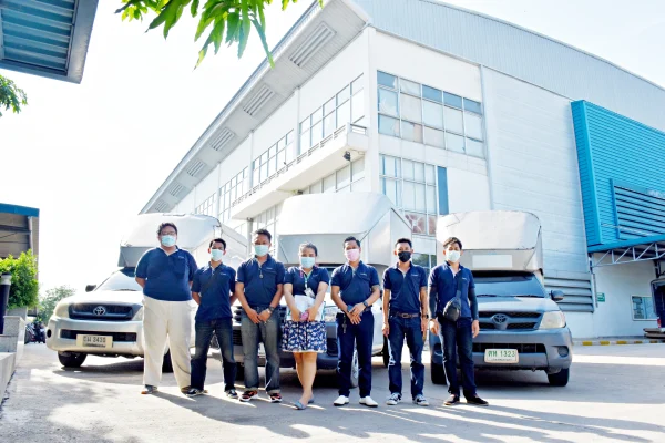 ทีมงานบริการเครื่องทำน้ำเย็น MAXCOOL ซ่อมเครื่องและเปลี่ยนไส้กรอ